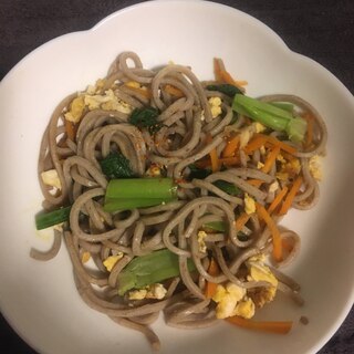 にんじん、小松菜の卵焼き蕎麦